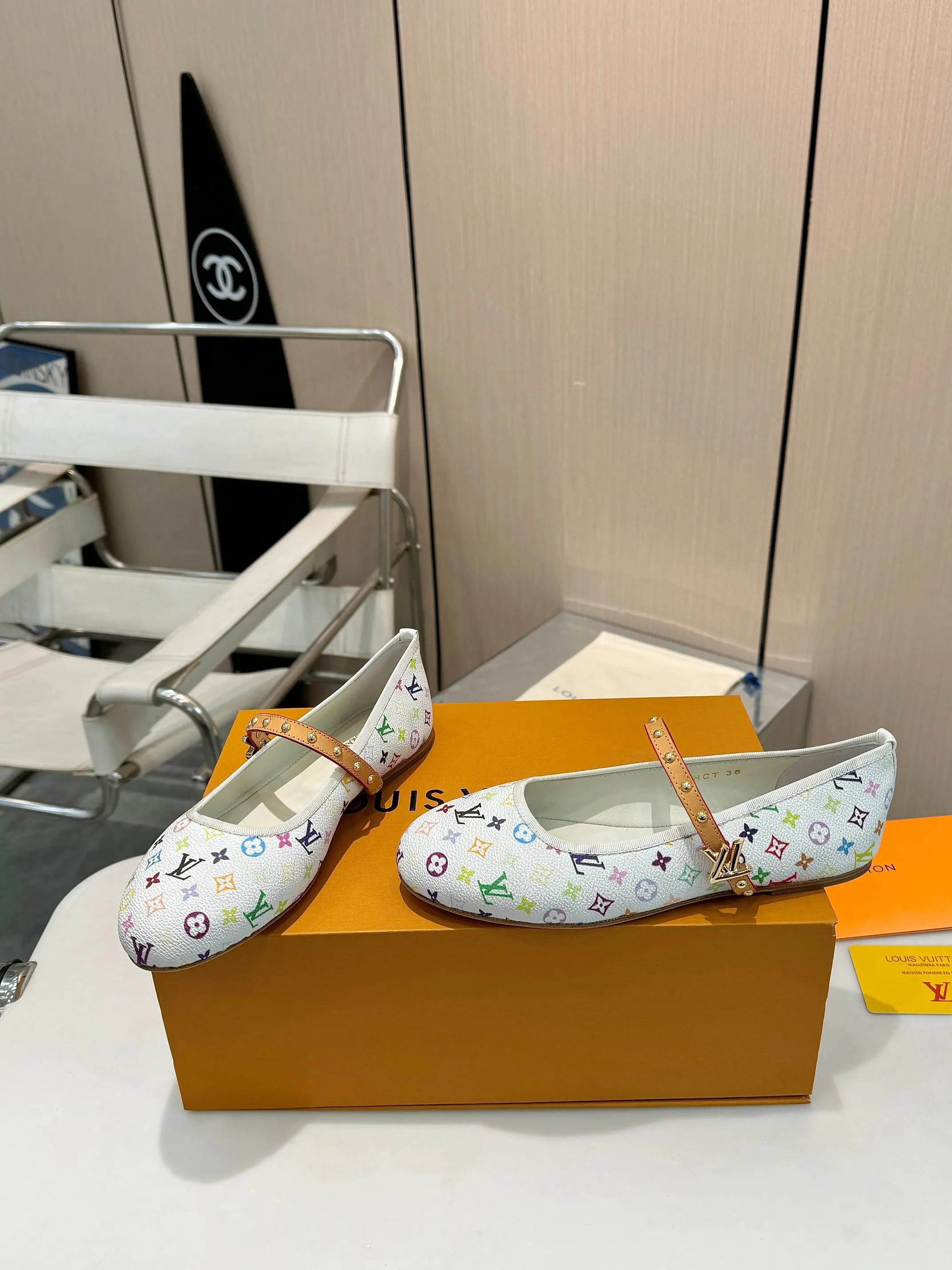 👟👟Ex-factory price 520👟👟 Women's shoes, women's clothing LV Louis Vuitton, a new luxury experience 👟👟 Today I recommend a Louis Vuitton beauty to everyone!  It uses high-grade genuine leather soles and feels comfortable on your feet, making every step feel like you are walking on the clouds.  High-end lasting technology, the foot feels incomparable!  💙The perfect combination of brand printed leather and brand hardware buckles creates a unique fashion sparkle, highlighting nobility and luxury!  Classic design, exquisite craftsmanship, and quality in every detail.  Whether it's the casual style of matching or the elegant style of a skirt, it can be easily controlled.  Wear this pair of Louis Vuitton and become the fashion focus of the street, showing off your elegant taste! 💃 Fabric: Brand printed fabric Lining: Breathable sheepskin Sole: Italian leather sole Size: 35-42 (34/40/41/42 customized)